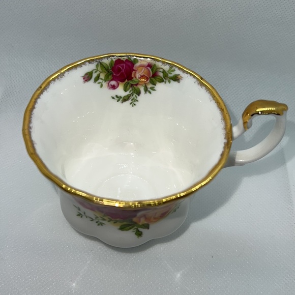 OLD COUNTRY ROSES FOOTED TEACUP AND SAUCER 1962 ROYAL ALBERT BONE CHINA - Picture 8 of 14
